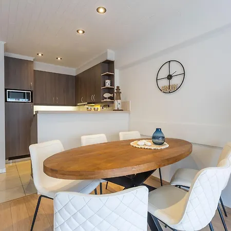 Spacious With 2 Bedrooms *
