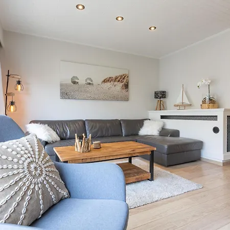 Spacious With 2 Bedrooms شقة *