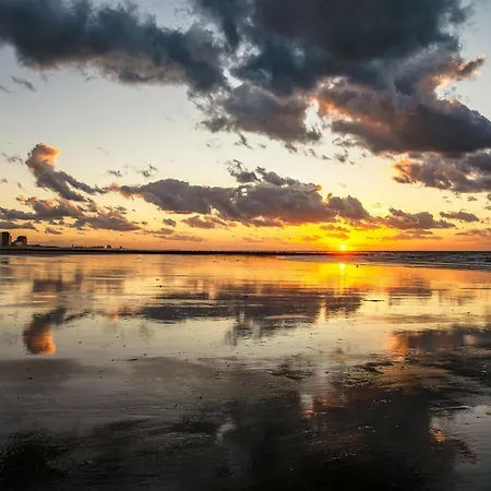 Spacious With 2 Bedrooms شقة