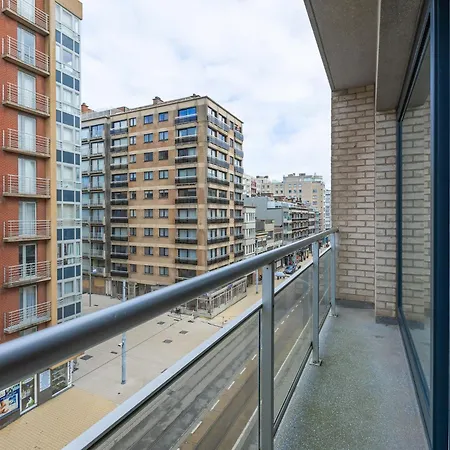 Spacious With 2 Bedrooms *