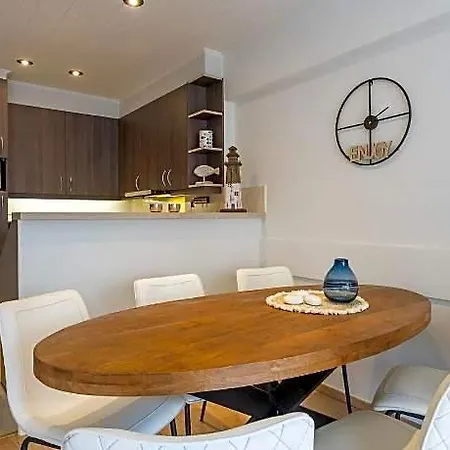 Spacious With 2 Bedrooms 미들케르케
