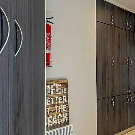 Spacious With 2 Bedrooms 미들케르케